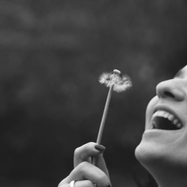 Mujer joven se siente feliz, tras haberse liberado mediante la TVP.