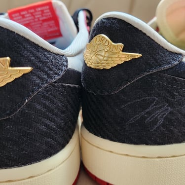 Jordan 1 Low Trophy Room 'Away'