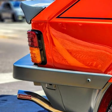 Caño de escape Cañossilen instalado en un automóvil, diseñado para rendimiento y durabilidad