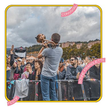 Public en communion avec l’artiste au Chalma’Fest – Un moment intense de musique live au festival