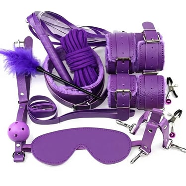 طقم ألعاب زوجية بنفسجي مع كلبشات جلد فرو وملحقات متعددة بتصميم أنيق وجودة عالية مناسب للأزواج