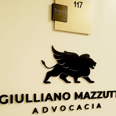 Logotipo em relevo em acrílico para porta de entrada de escritório