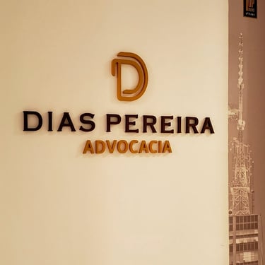 Logotipo em relevo em acrílico para porta de entrada de escritório