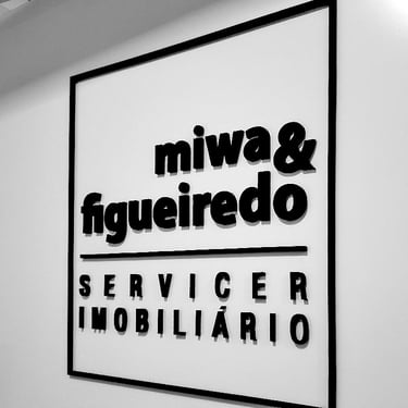 Logotipo em relevo em acrílico para porta de entrada de escritório