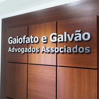 Letra caixa em aço escovao para escritorio de advocacia