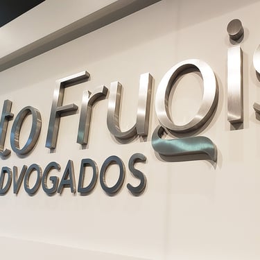 Logo em letra caixa de aço inox escovado para parede da recepção