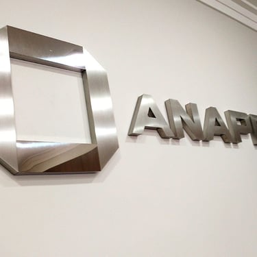 Logo 3d em aço inox escovado para parede de recepção