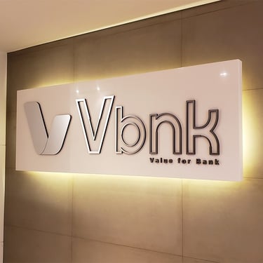 Painel com logotipo para parede da recepção
