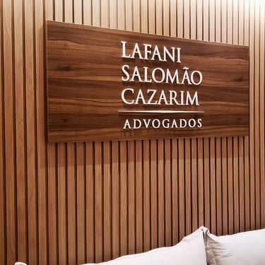 Painel com logotipo em acrílico para recepção