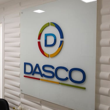 Painel em vidro com logotipo 3d colorido
