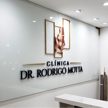 Logo em acrílico para parede de clínica