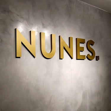 Logotipo em letra caixa dourada para parede de recepção