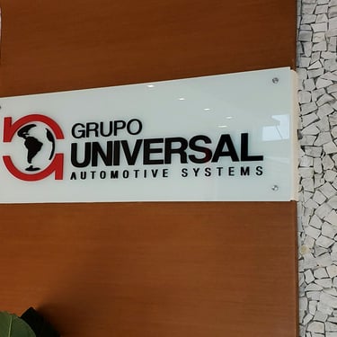 Painel em vidro com logotipo 3d em acrílico