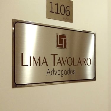 Placa em aço escovado para porta entrada de escritório