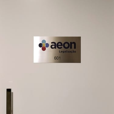 Placa em aço escovado para porta entrada de escritório