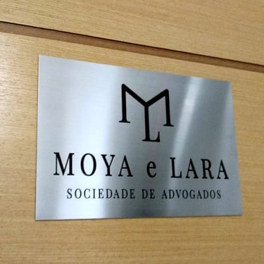 Placa em aço escovado para porta entrada de escritório