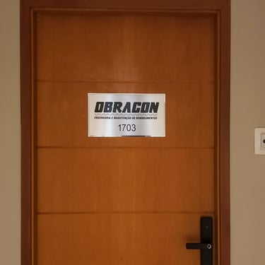 Placa em aço escovado para porta entrada de escritório
