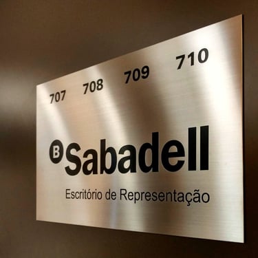 Placa em aço escovado para porta entrada de escritório