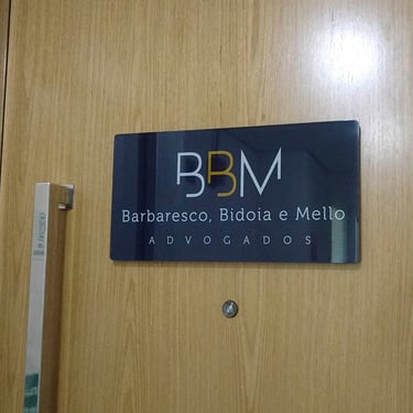 Placa em acrílico para porta de de entrada de escritório