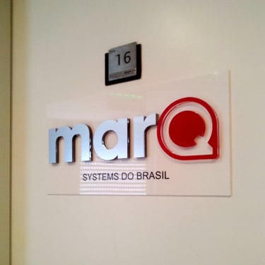 Logotipo em relevo em acrílico para porta de entrada de escritório
