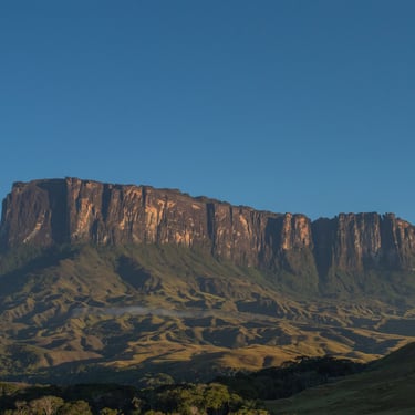 Tepuy Kukenan visto desde el campamento Río Tek