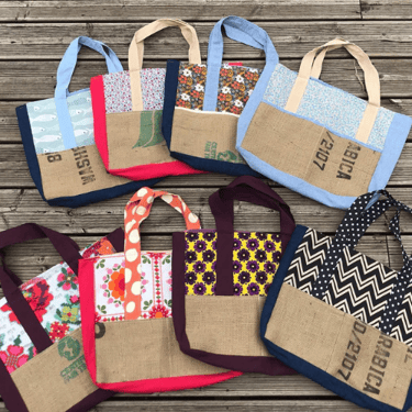 plusieurs grands cabas en toile de jute