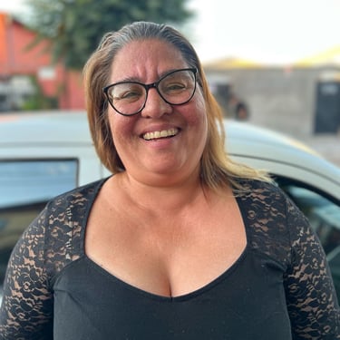 a woman with glasses and a black top apoderada en escuela de karate 