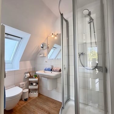 Hotel DunenNest - Ansicht vom kompakten Badezimmer mit Du/Wc