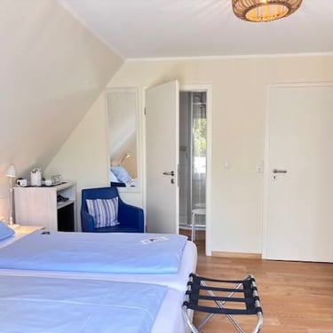 Hotel DunenNest - Ansicht von Balkonzimmer, Kofferablage, Bett