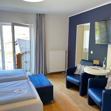 Hotel DunenNest - Komfortzimmer, Sitzecke und Blick auf den Strandkorb