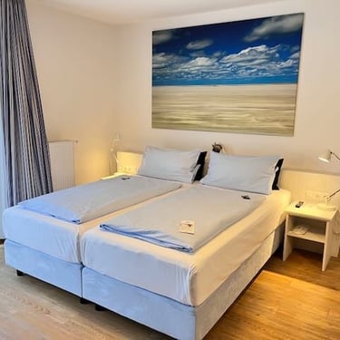 Hotel DunenNest - Komfortzimmer-Plus, bequemes Boxspringbett, 180  200 cm groß