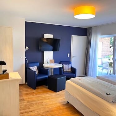 Hotel DunenNest - Komfortzimmer, Sitzecke, Blick auf die Terrasse