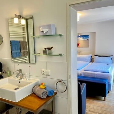 Hotel DunenNest - Komfortzimmer, Badezimmer und Zimmeransicht