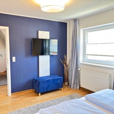 Hotel DunenNest - Kleine Suite, Schlafzimmer, Flachbild-TV an Wand