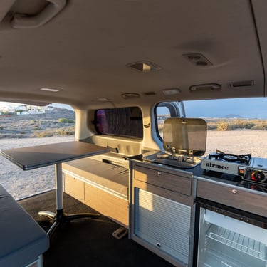 Hiunday Starex H-1. Furgoneta Camper EXPLORER. Cocina, fregadero y mesa. Macaronesiavan.com
