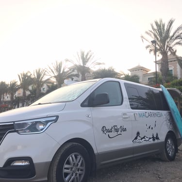Hiunday Starex H-1. Furgoneta Camper EXPLORER. En playa para realizar surf. Macaronesiavan.com