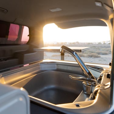 Hiunday Starex H-1. Furgoneta Camper EXPLORER. Vista desde dentro. Fregadero. Macaronesiavan.com