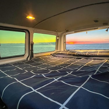 Transporter T-6. Furgoneta Camper. FREEDOM. Cama interior con vistas al mar de Tenerife y puesta de sol. Macaronesiavan.com