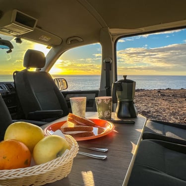 Transporter T-6. Furgoneta Camper. FREEDOM. Interior. Disfutando del desayuno con vistas a la playa y mar de Tenerife. Macaro