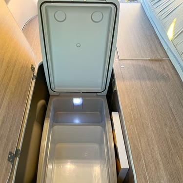 Transporter T-6. Furgoneta Camper. FREEDOM. Interior. Nevera.2.Macaronesiavan.com