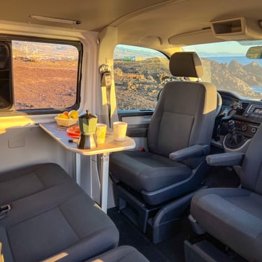 Transporter T-6. Furgoneta Camper. FREEDOM. Interior. Sillones y mesa con vistas al mar de Tenerife. Macaronesiavan.com