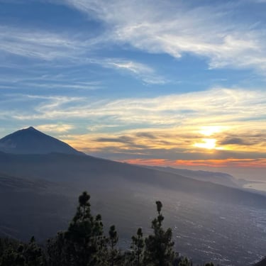 Vistas del atardecer junto al Teide en Tenerife. Macaronesiavan.com