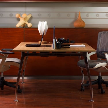 Escritorio de oficina con dos sillas