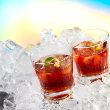 Bebidas sobre hielo con fondo de colores