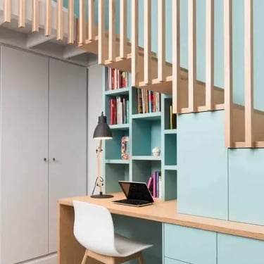 Bureau sous un escalier 