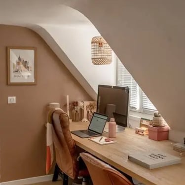 Bureau sous une fenêtre 