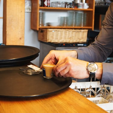 preparation d'un café - restaurant terre de mistral-thierry le moel photographe