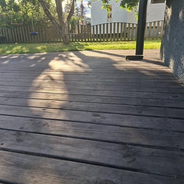 une peinture naturelle appliquée sur une ancienne terasse protectrice avec huile de lin et colorante