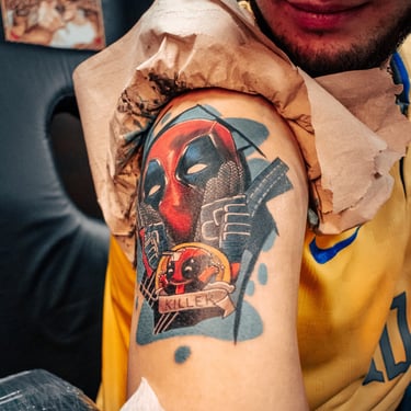 tatuaje de hombre deadpool