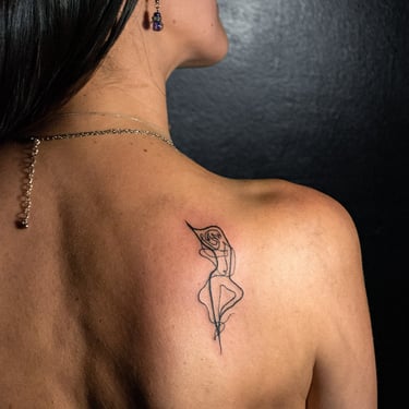 mujer con tatuaje abstracto en la espalda quito ace